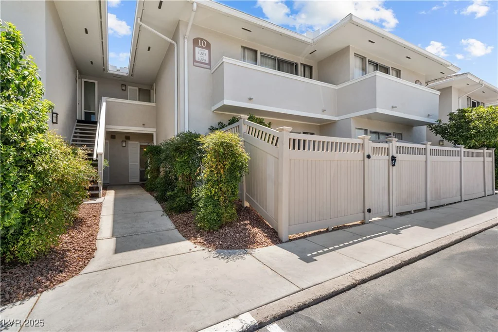 745 Oakmont, Las Vegas, NV 89109