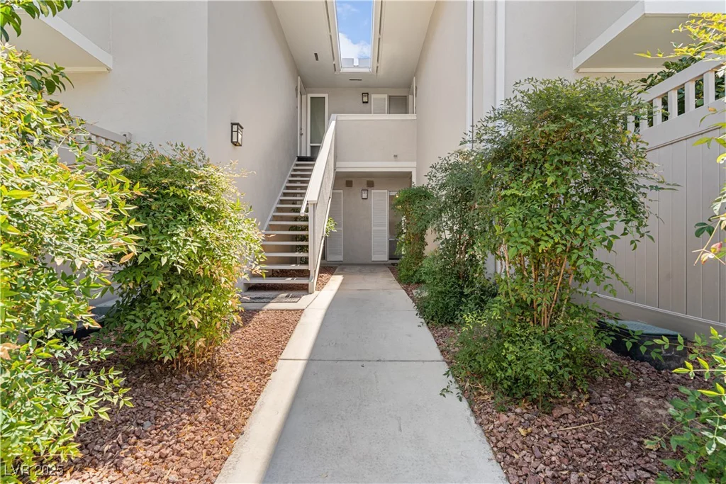 745 Oakmont, Las Vegas, NV 89109