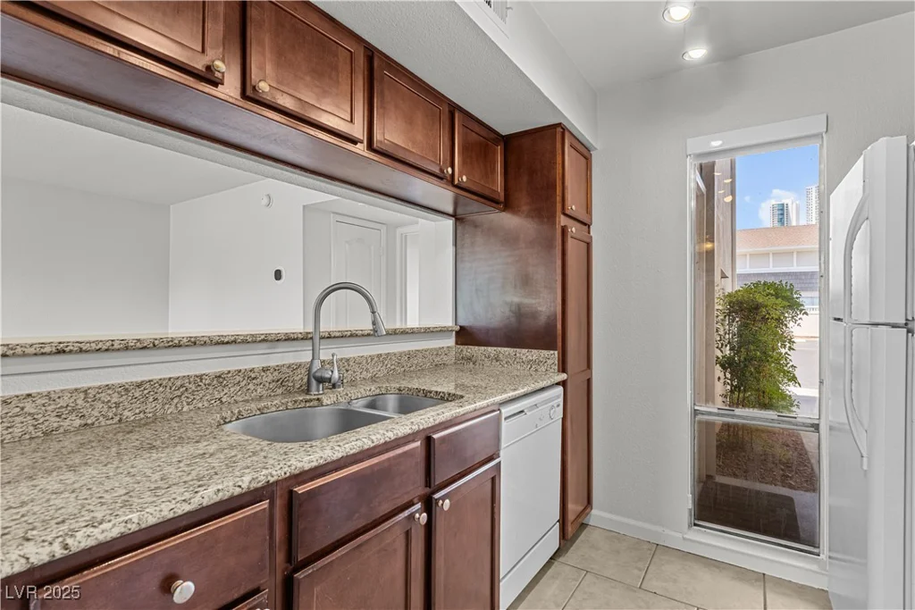 745 Oakmont, Las Vegas, NV 89109
