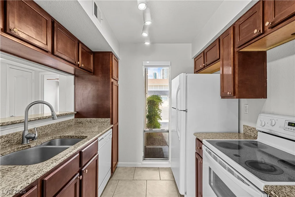 745 Oakmont, Las Vegas, NV 89109