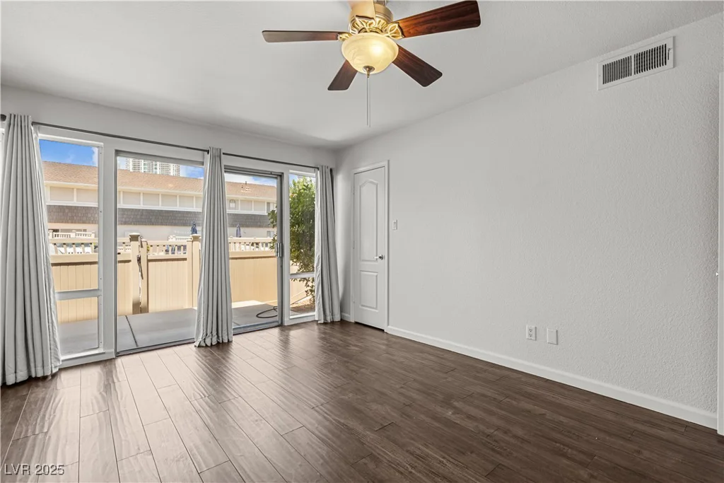 745 Oakmont, Las Vegas, NV 89109