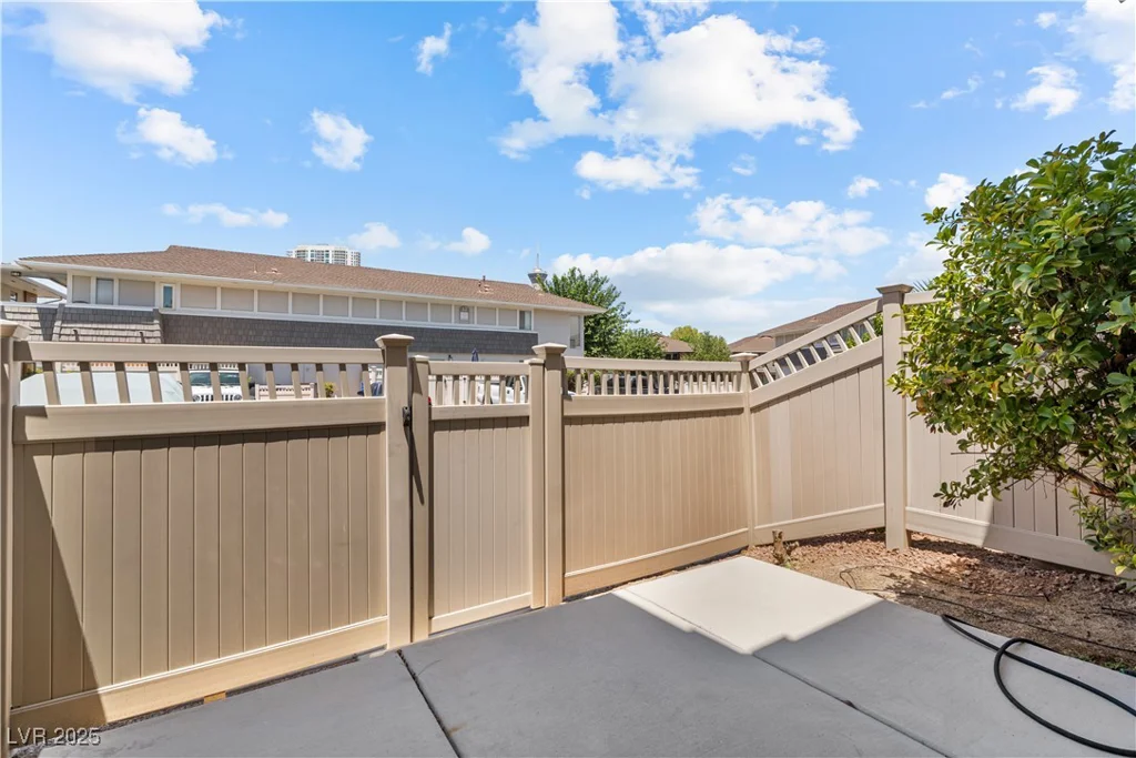745 Oakmont, Las Vegas, NV 89109