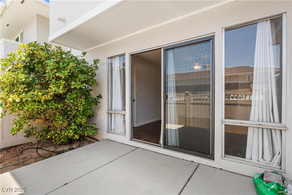 745 Oakmont, Las Vegas, NV 89109