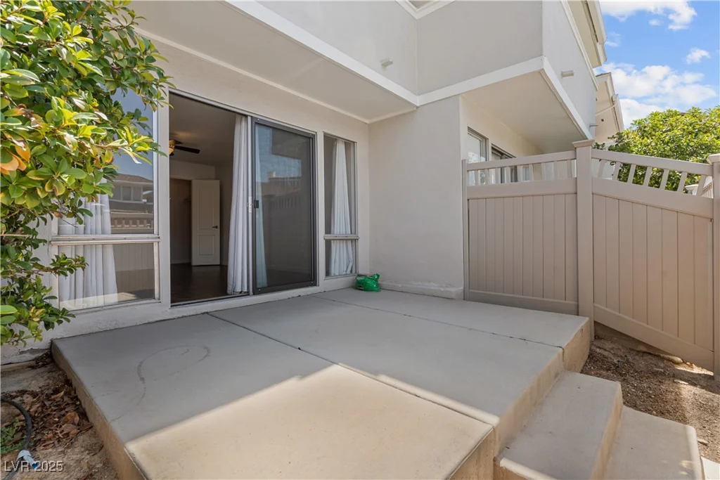 745 Oakmont, Las Vegas, NV 89109