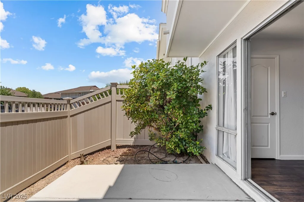745 Oakmont, Las Vegas, NV 89109
