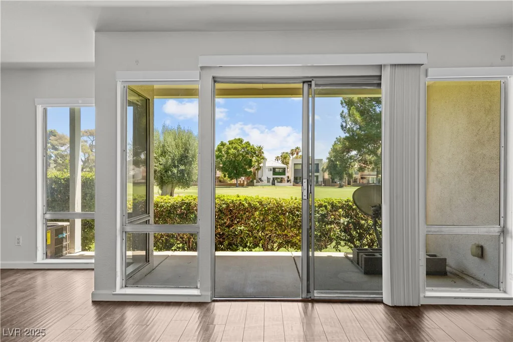745 Oakmont, Las Vegas, NV 89109