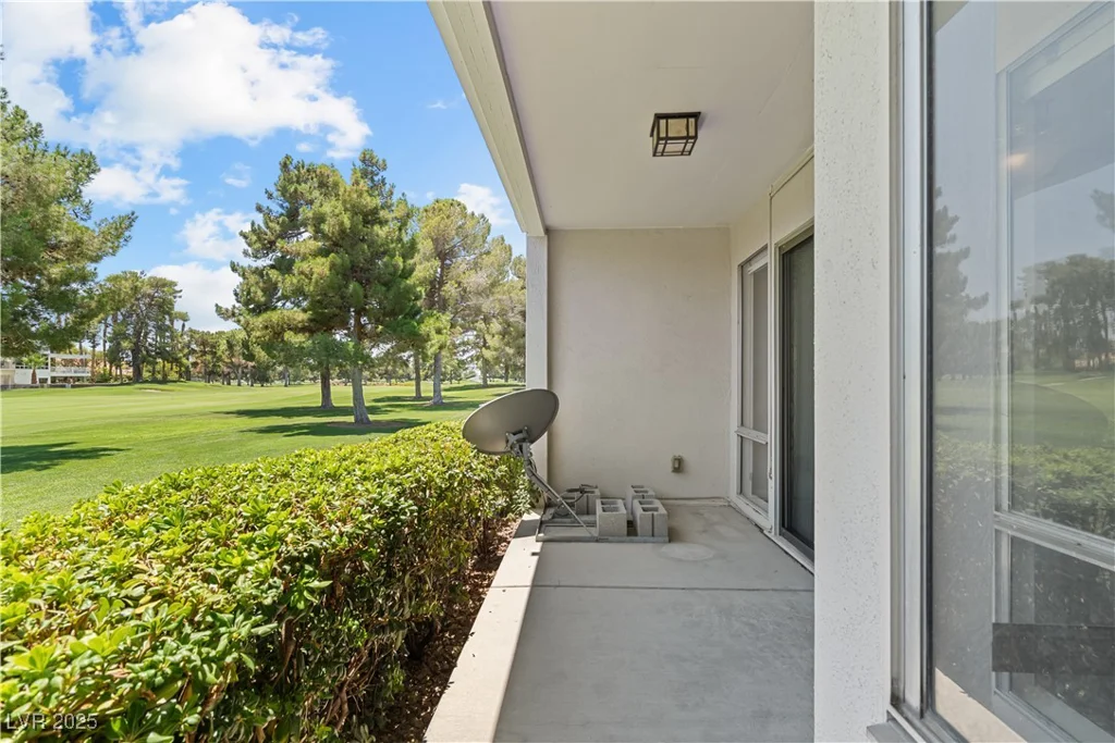 745 Oakmont, Las Vegas, NV 89109
