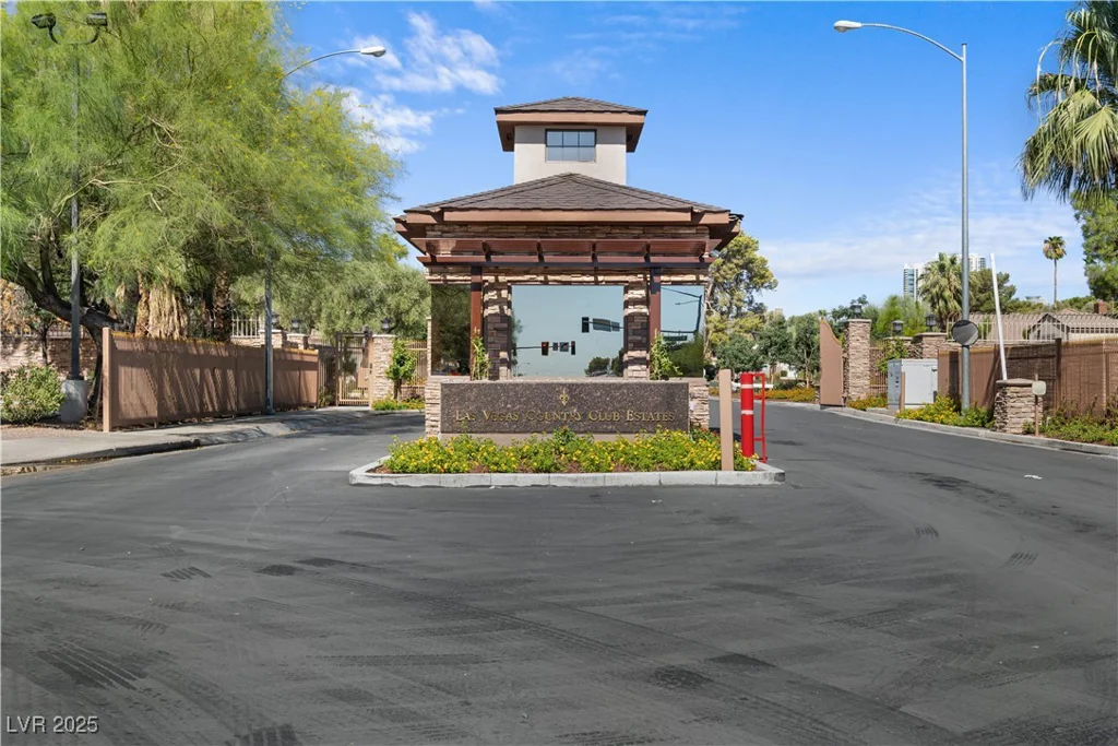 745 Oakmont, Las Vegas, NV 89109