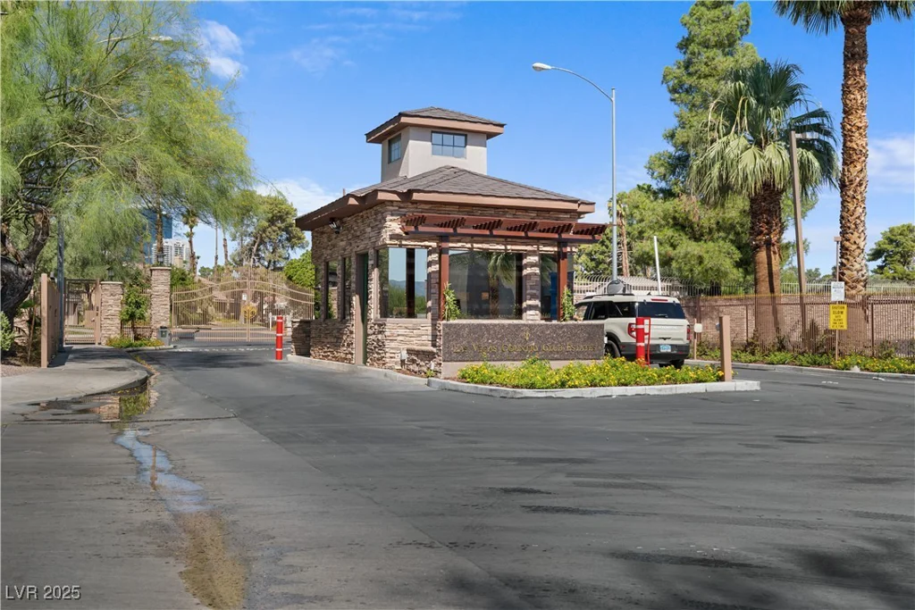 745 Oakmont, Las Vegas, NV 89109
