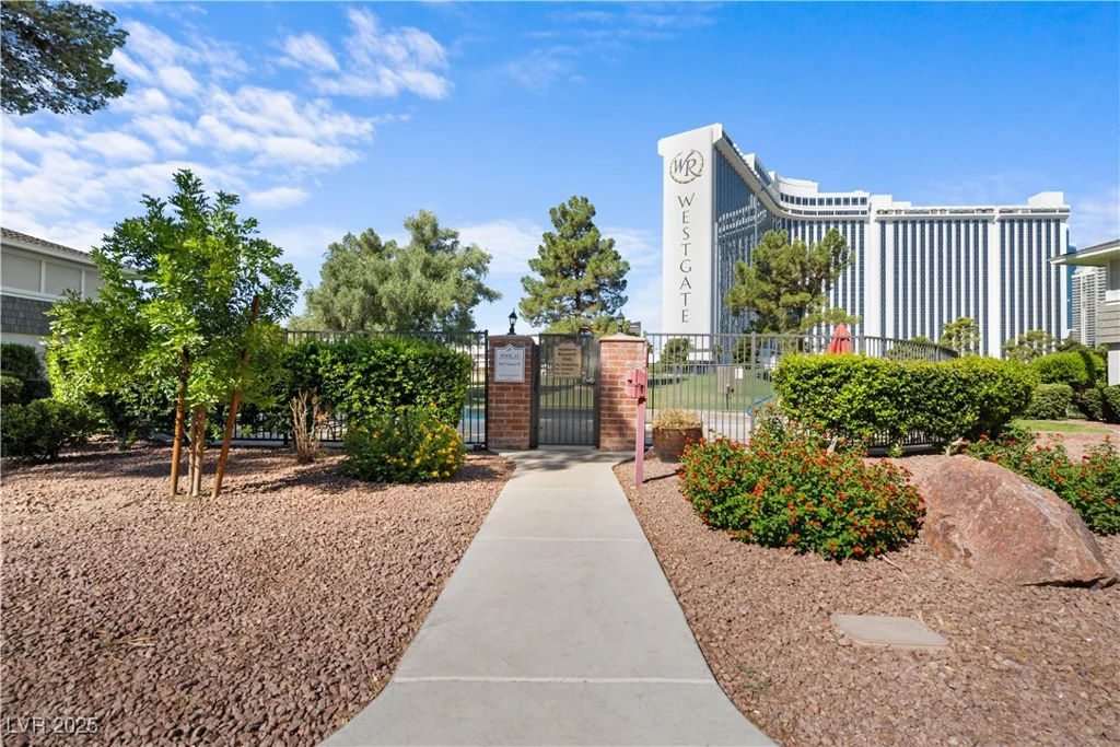 745 Oakmont, Las Vegas, NV 89109