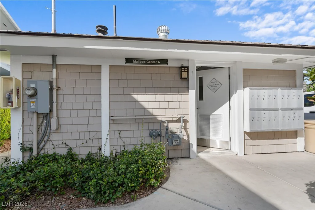 745 Oakmont, Las Vegas, NV 89109