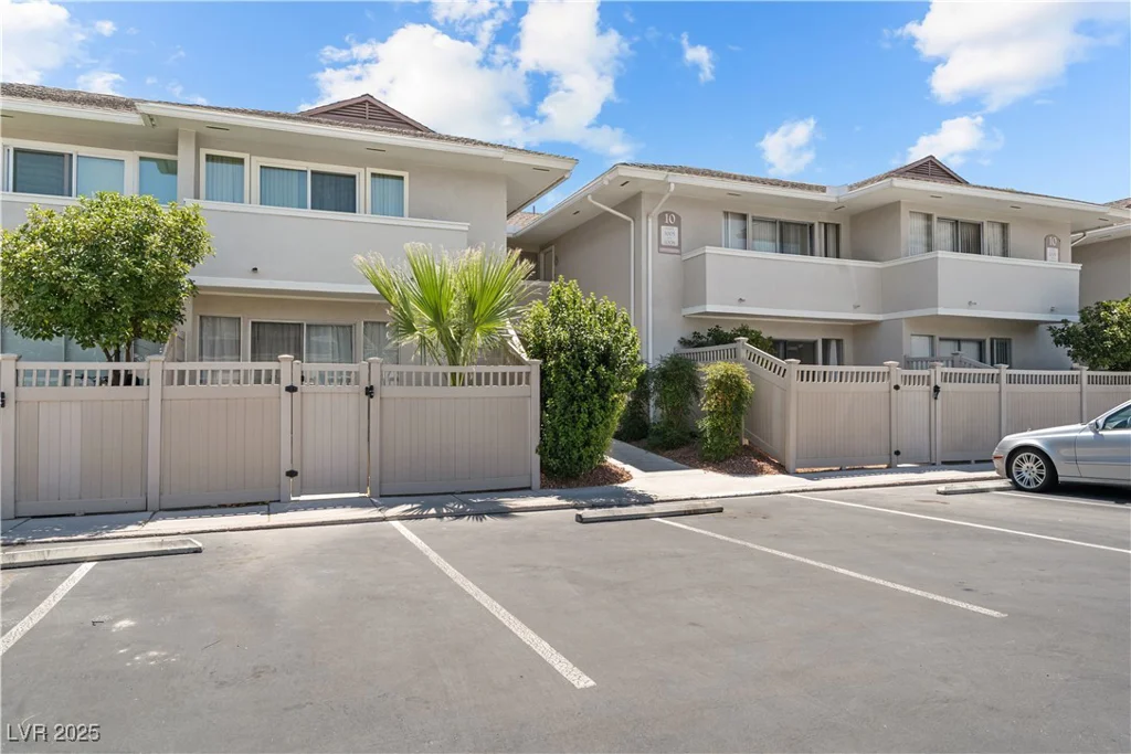 745 Oakmont, Las Vegas, NV 89109