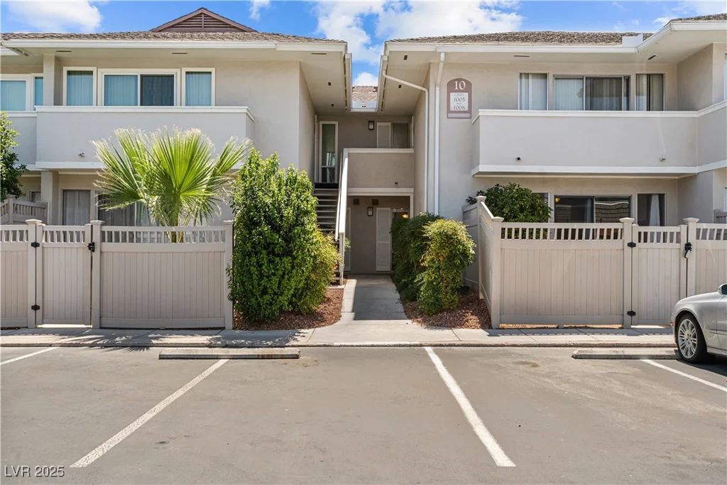 745 Oakmont, Las Vegas, NV 89109