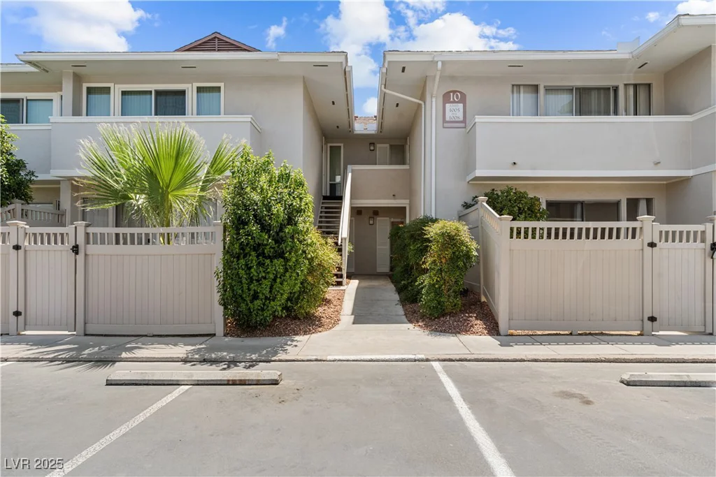 745 Oakmont, Las Vegas, NV 89109