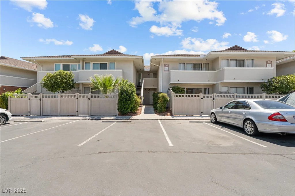 745 Oakmont, Las Vegas, NV 89109