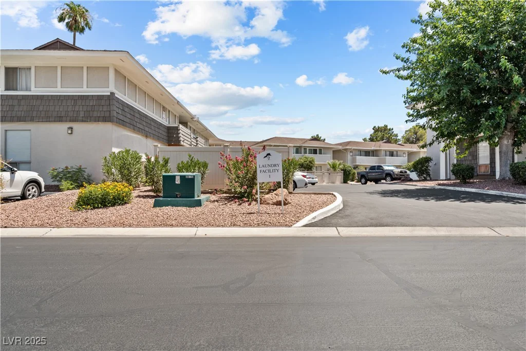 745 Oakmont, Las Vegas, NV 89109