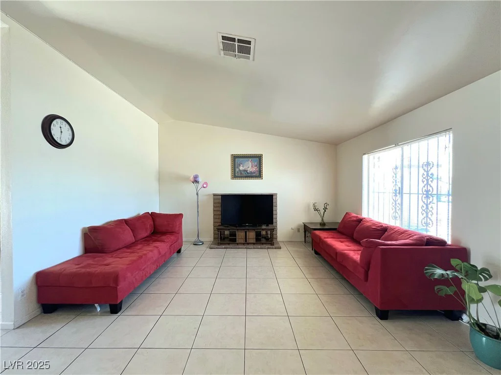 6586 Baywood, Las Vegas, NV 89103
