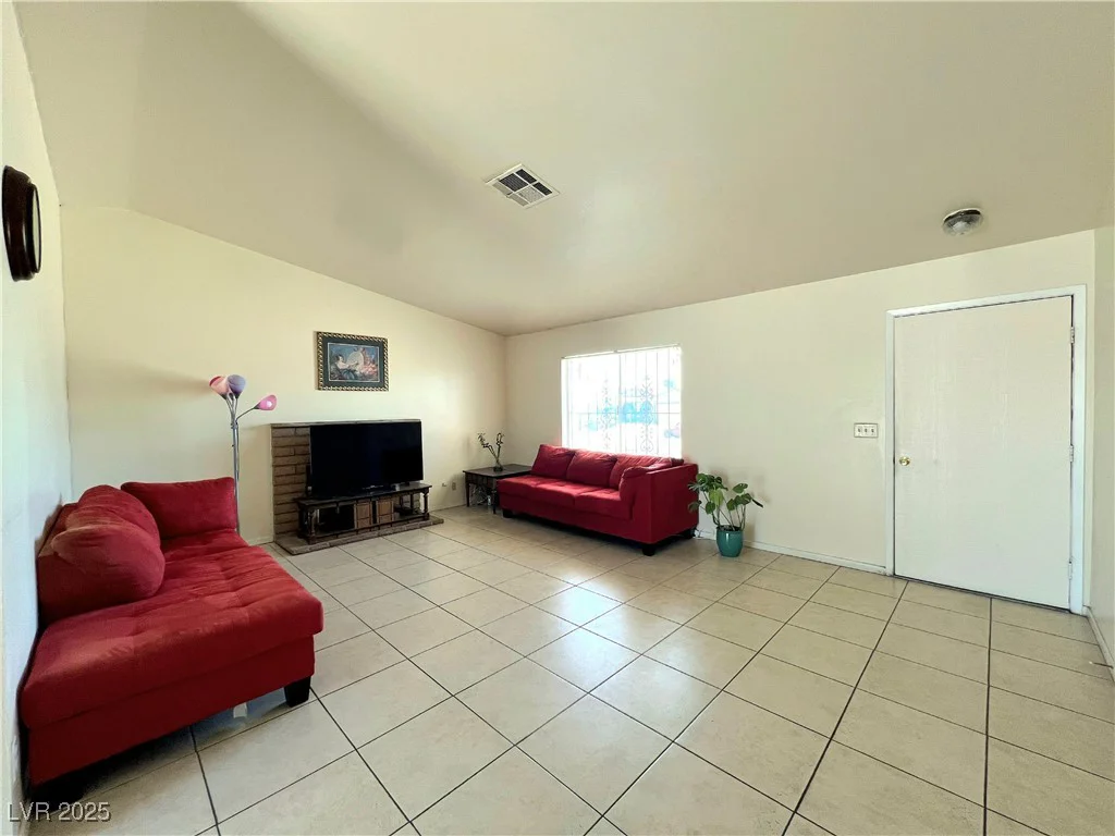 6586 Baywood, Las Vegas, NV 89103