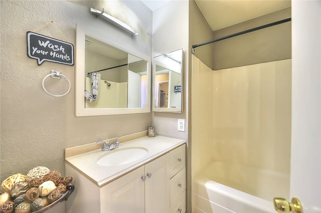 4145 Plumtree, Las Vegas, NV 89115