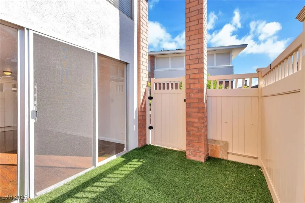 2838 Loveland, Las Vegas, NV 89109