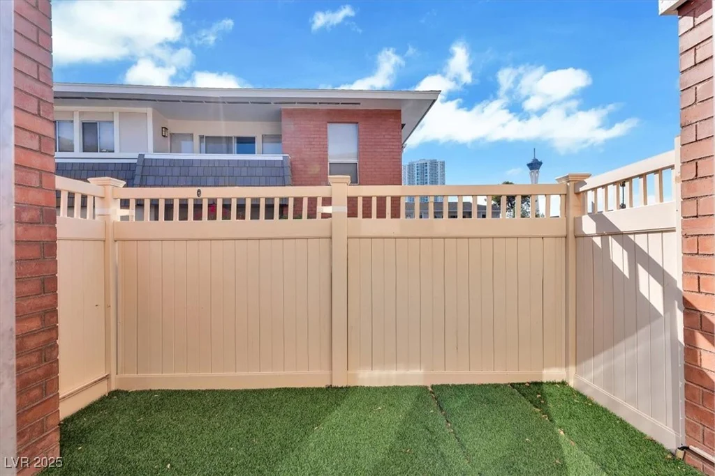 2838 Loveland, Las Vegas, NV 89109