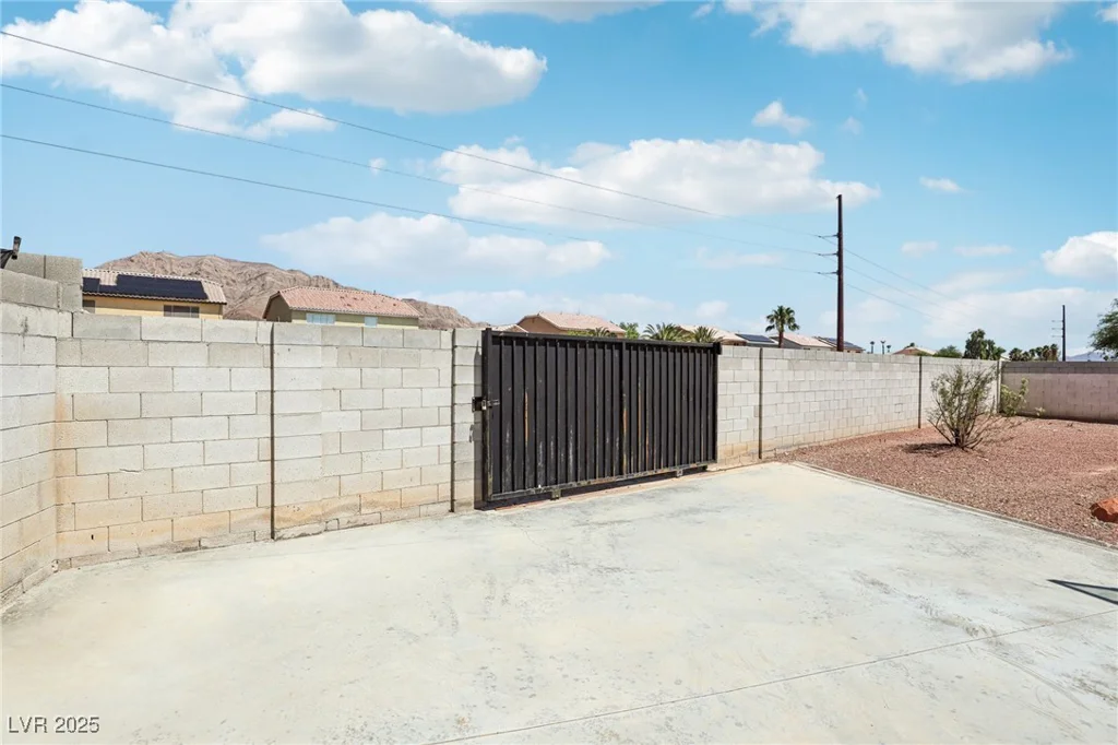 1172 Sloan, Las Vegas, NV 89110