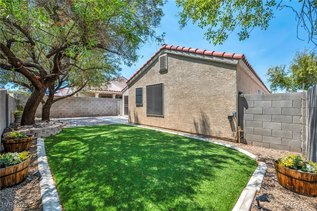 8557 Hidden Pines, Las Vegas, NV 89143