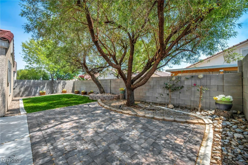 8557 Hidden Pines, Las Vegas, NV 89143