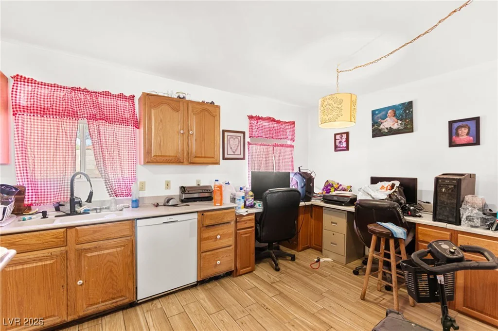 5225 Saratoga, Las Vegas, NV 89120