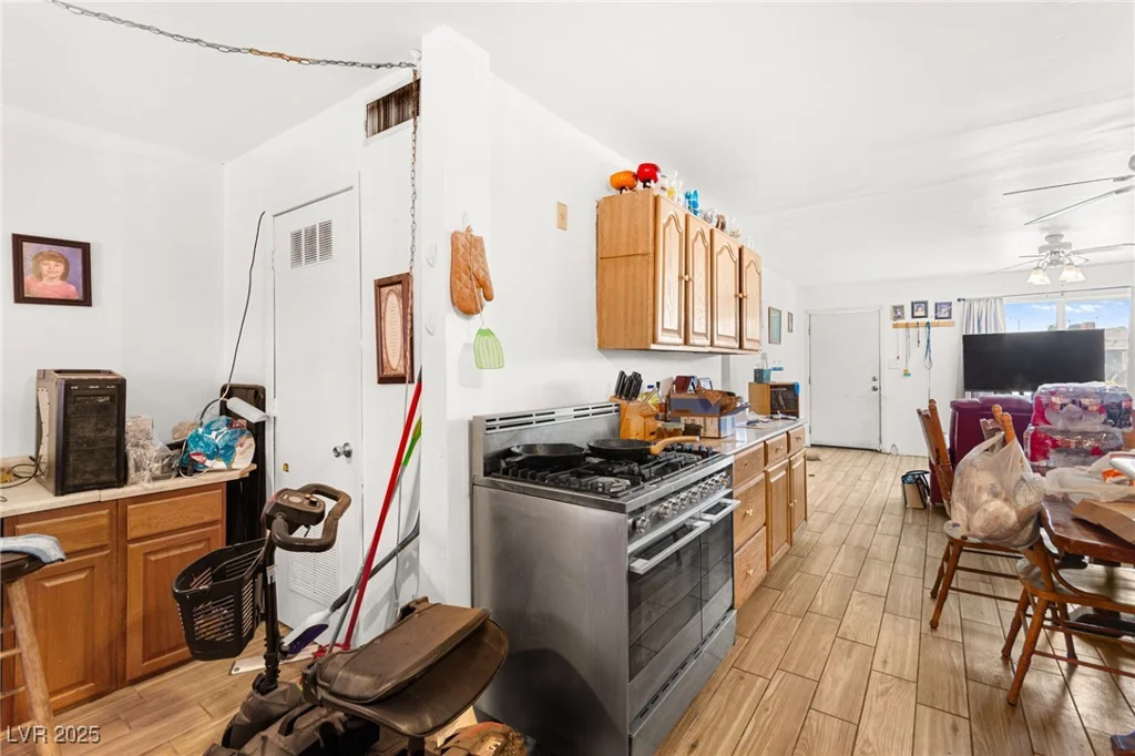 5225 Saratoga, Las Vegas, NV 89120
