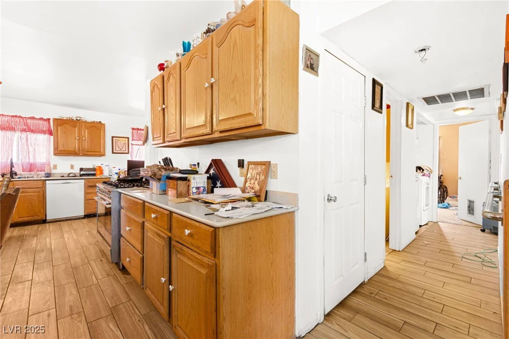 5225 Saratoga, Las Vegas, NV 89120