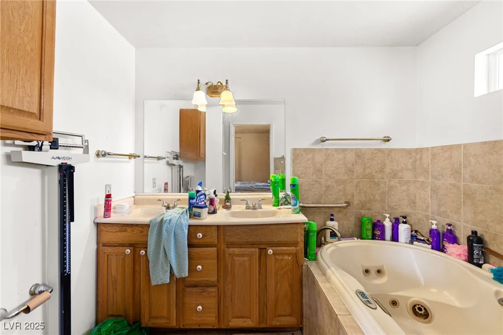 5225 Saratoga, Las Vegas, NV 89120
