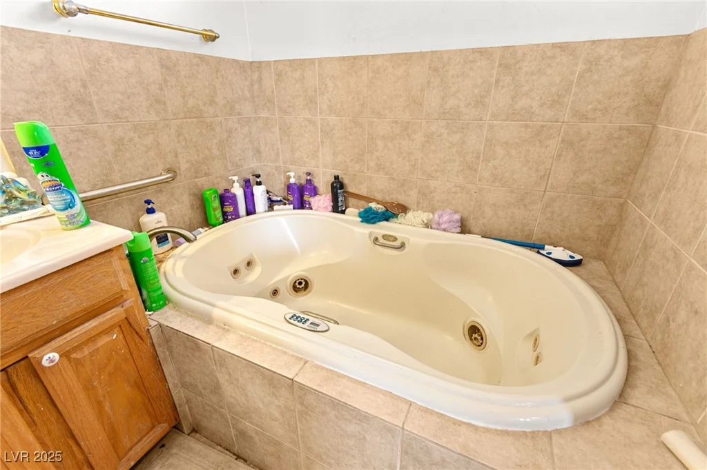 5225 Saratoga, Las Vegas, NV 89120