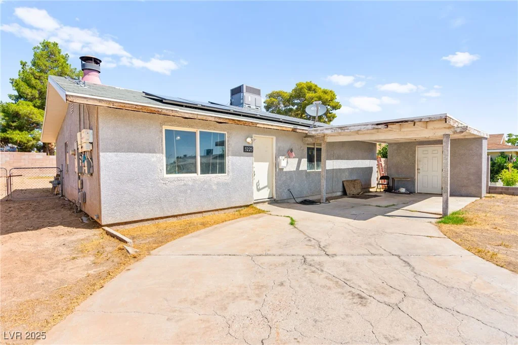 5225 Saratoga, Las Vegas, NV 89120
