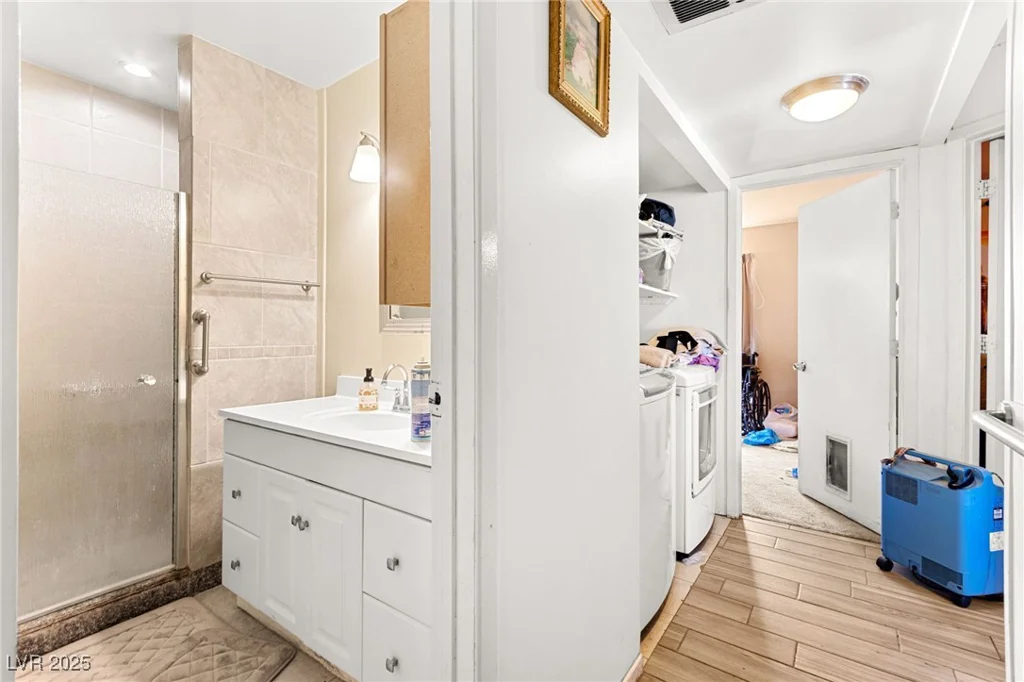 5225 Saratoga, Las Vegas, NV 89120