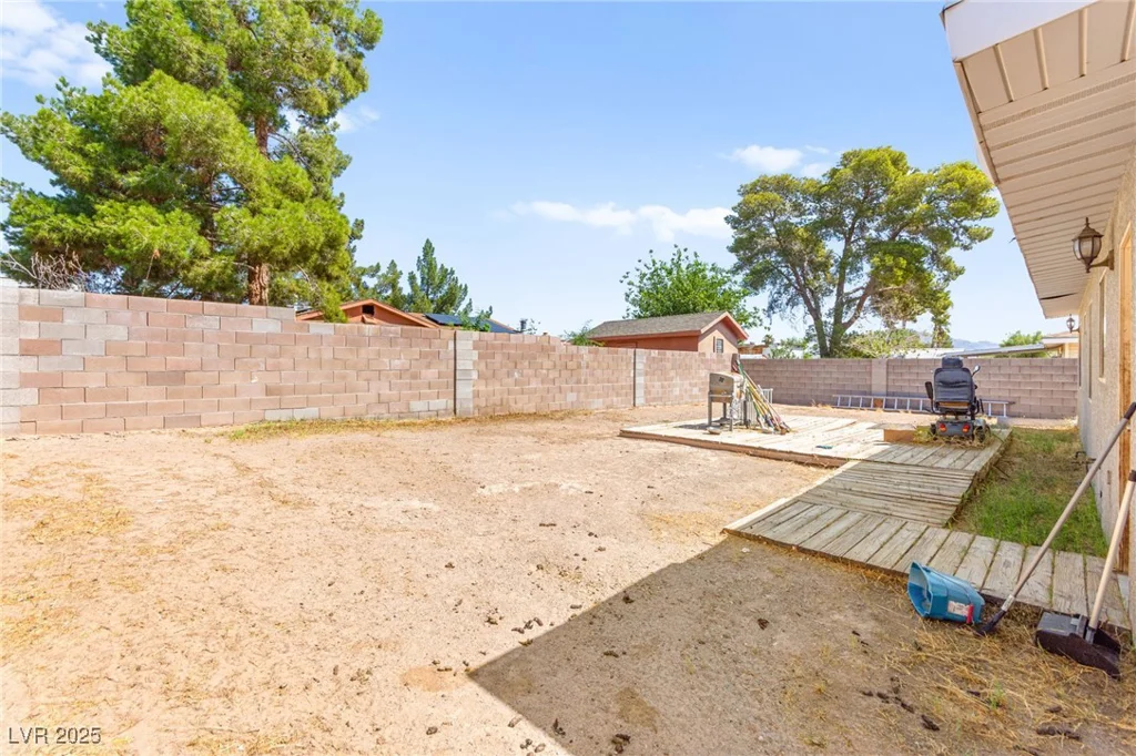5225 Saratoga, Las Vegas, NV 89120