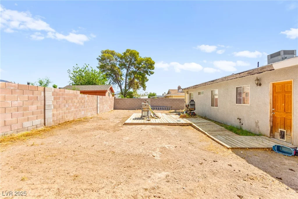 5225 Saratoga, Las Vegas, NV 89120