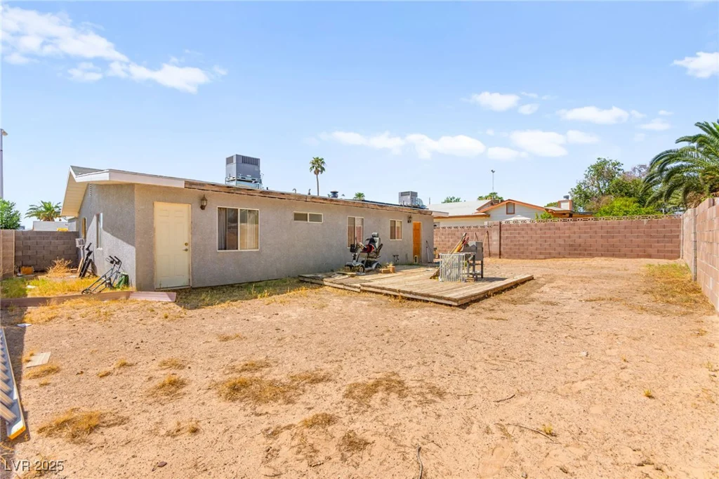 5225 Saratoga, Las Vegas, NV 89120