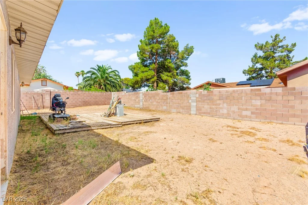 5225 Saratoga, Las Vegas, NV 89120