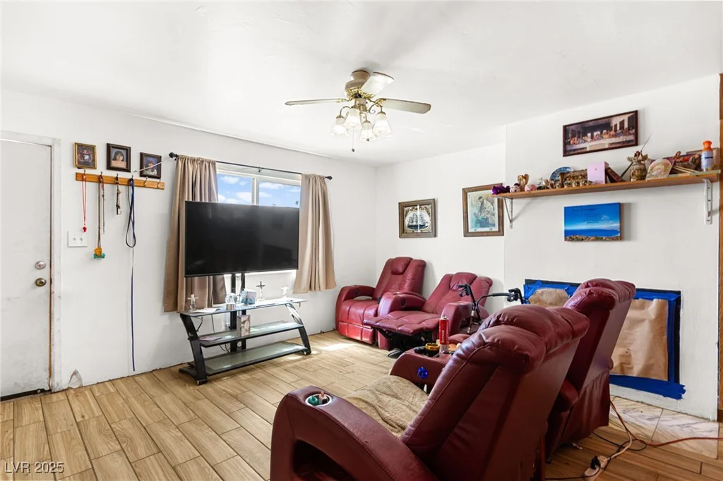 5225 Saratoga, Las Vegas, NV 89120