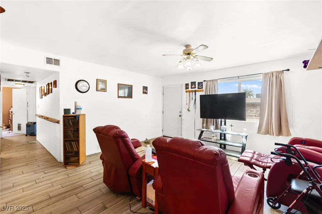 5225 Saratoga, Las Vegas, NV 89120