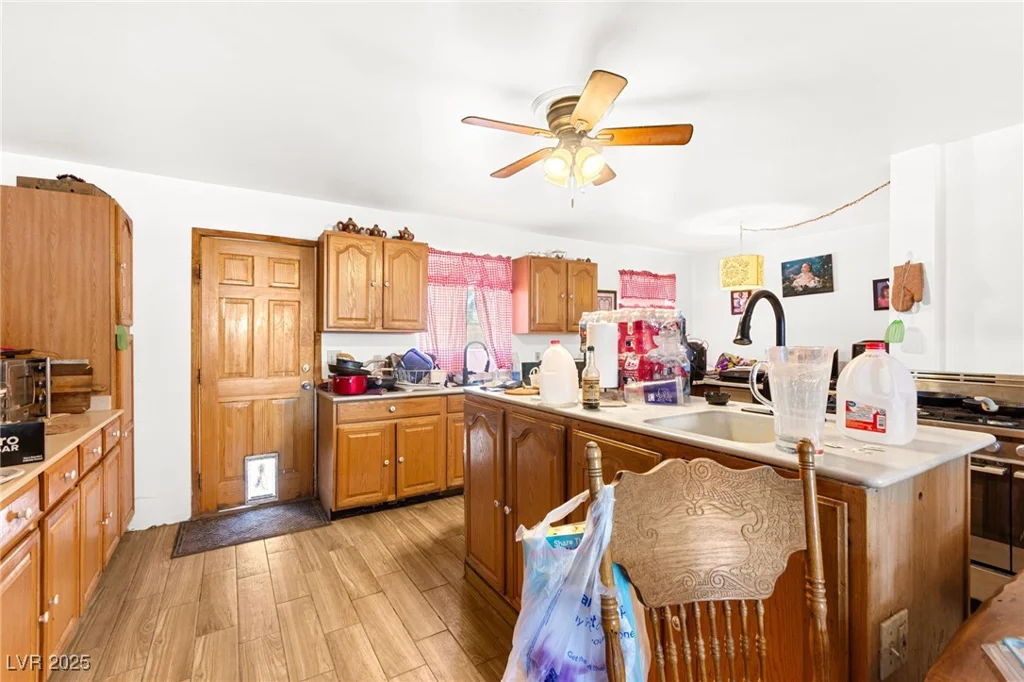 5225 Saratoga, Las Vegas, NV 89120