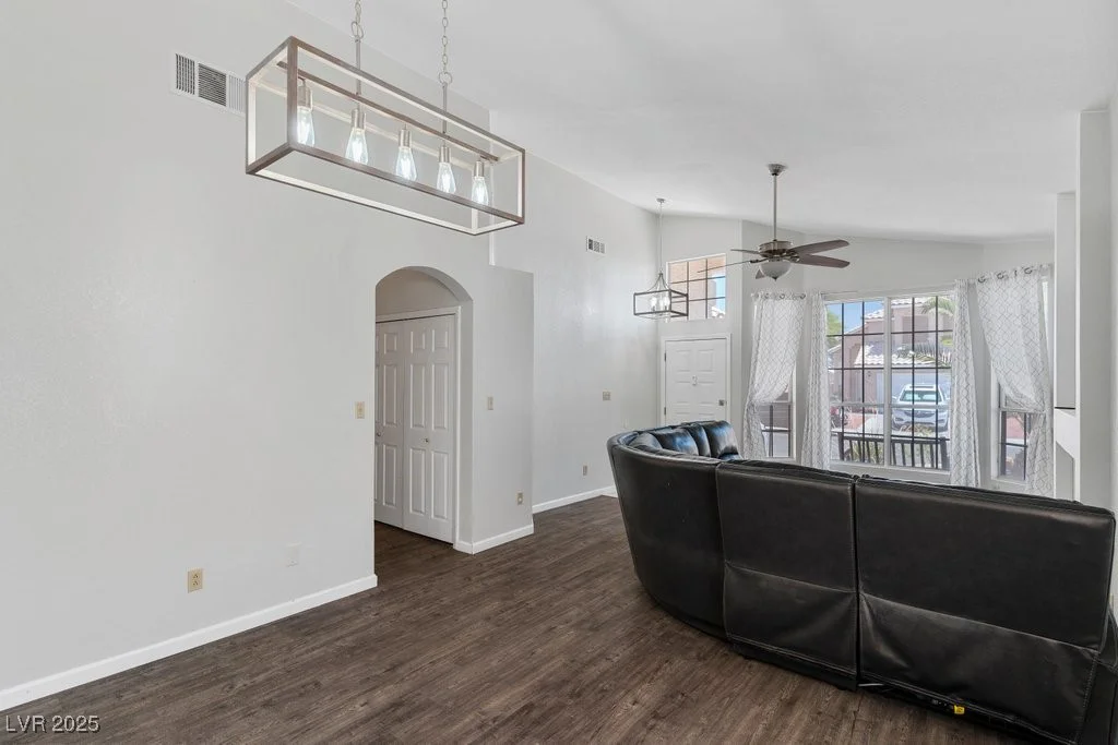 5621 Desert Creek, Las Vegas, NV 89149