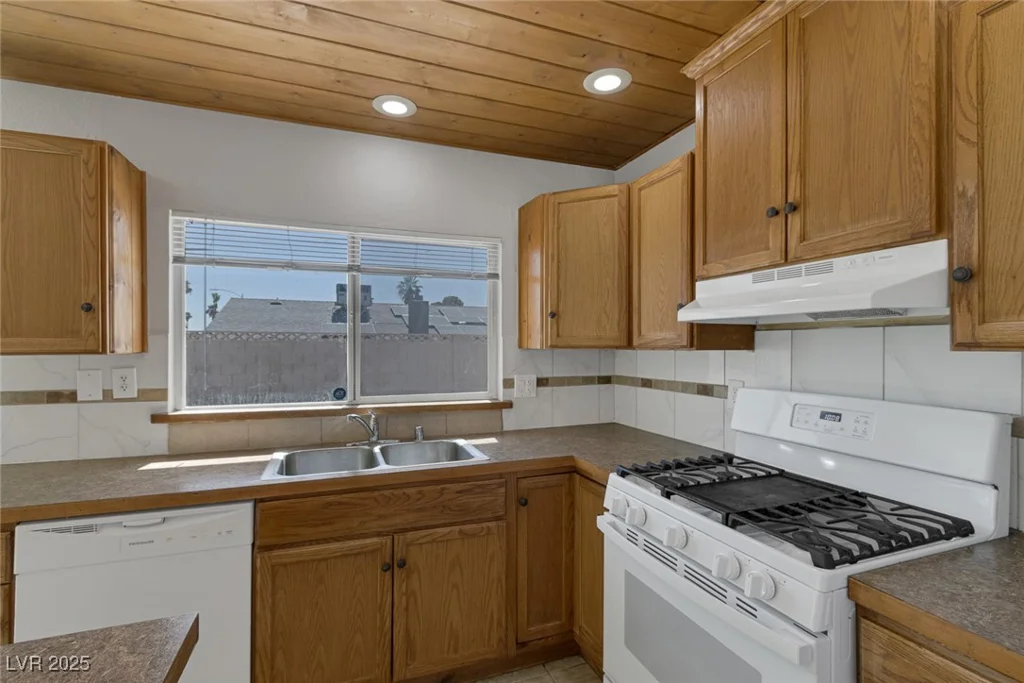1841 Feather, Las Vegas, NV 89108