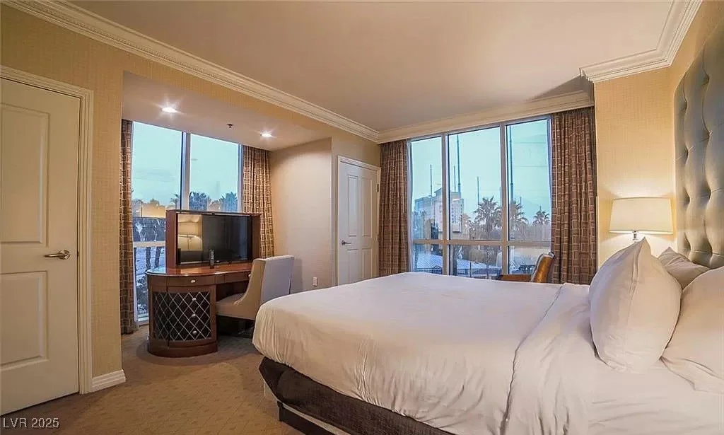 125 Harmon, Las Vegas, NV 89109
