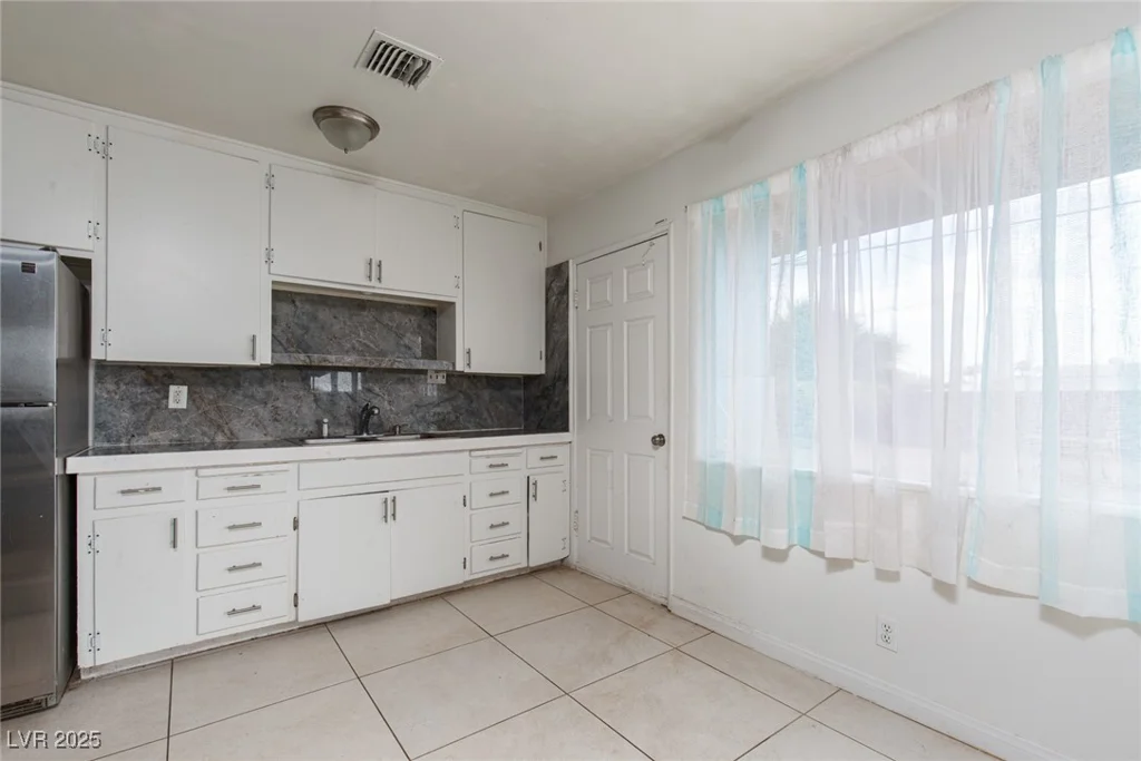 1204 Arrowhead, Las Vegas, NV 89106