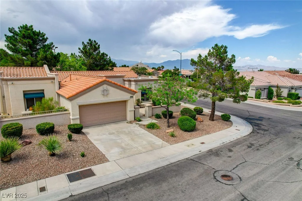 10616 Sky Meadows, Las Vegas, NV 89134