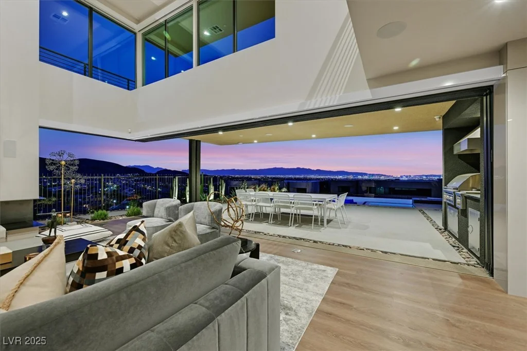 807 Magnum Cliff, Henderson, NV 89012