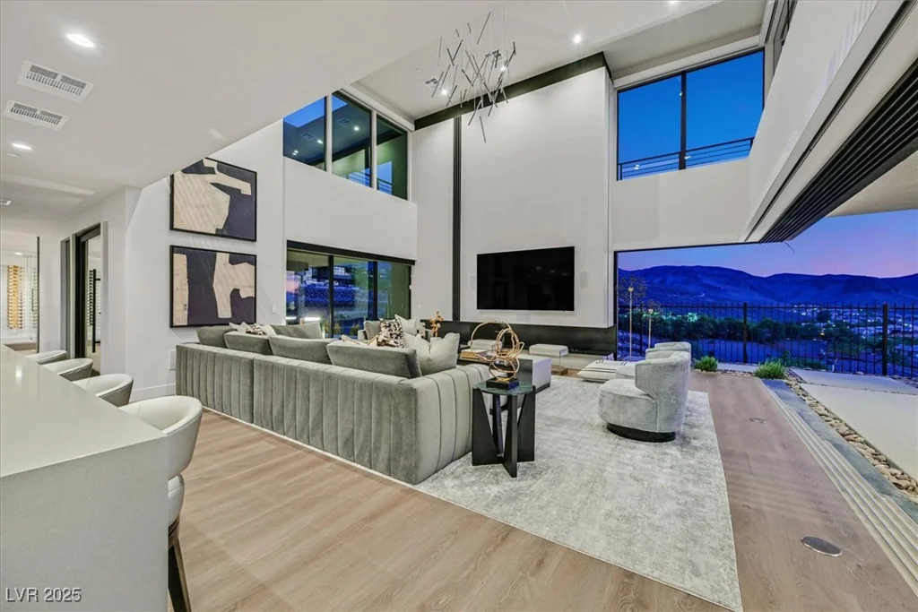 807 Magnum Cliff, Henderson, NV 89012