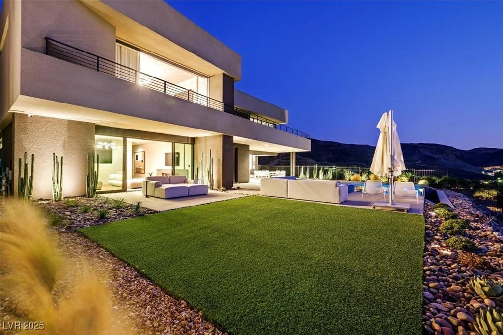 807 Magnum Cliff, Henderson, NV 89012